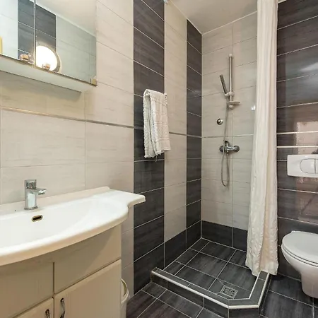 2 Bedroom Awesome In Appartement *